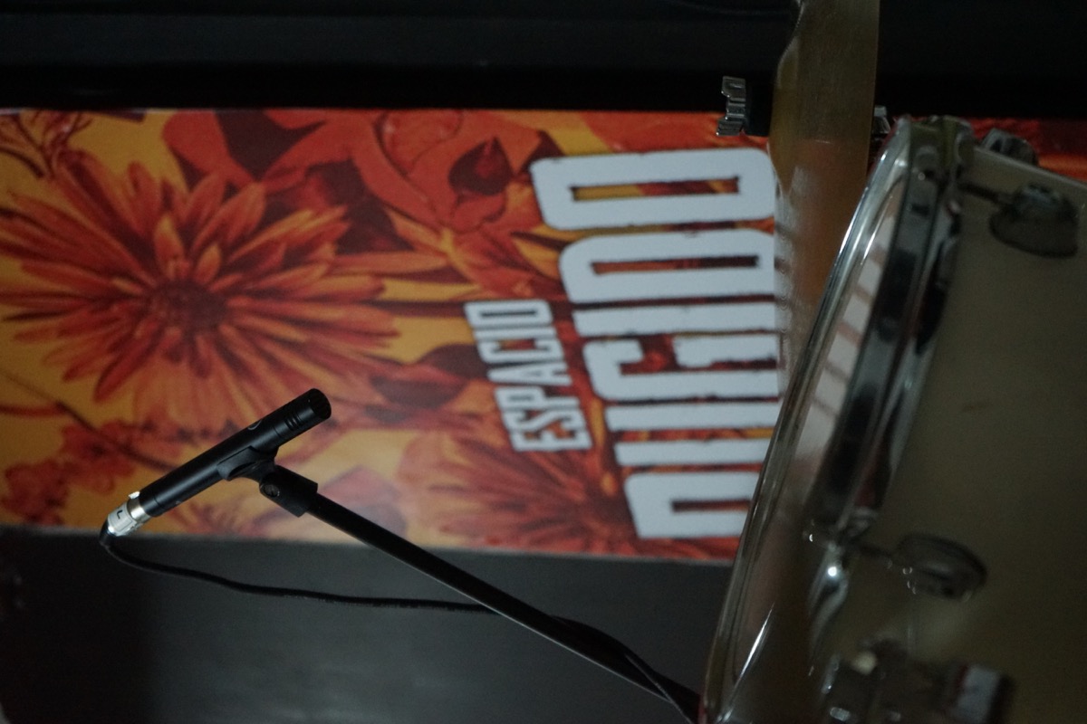 La sala, con el logo naranja al fondo.